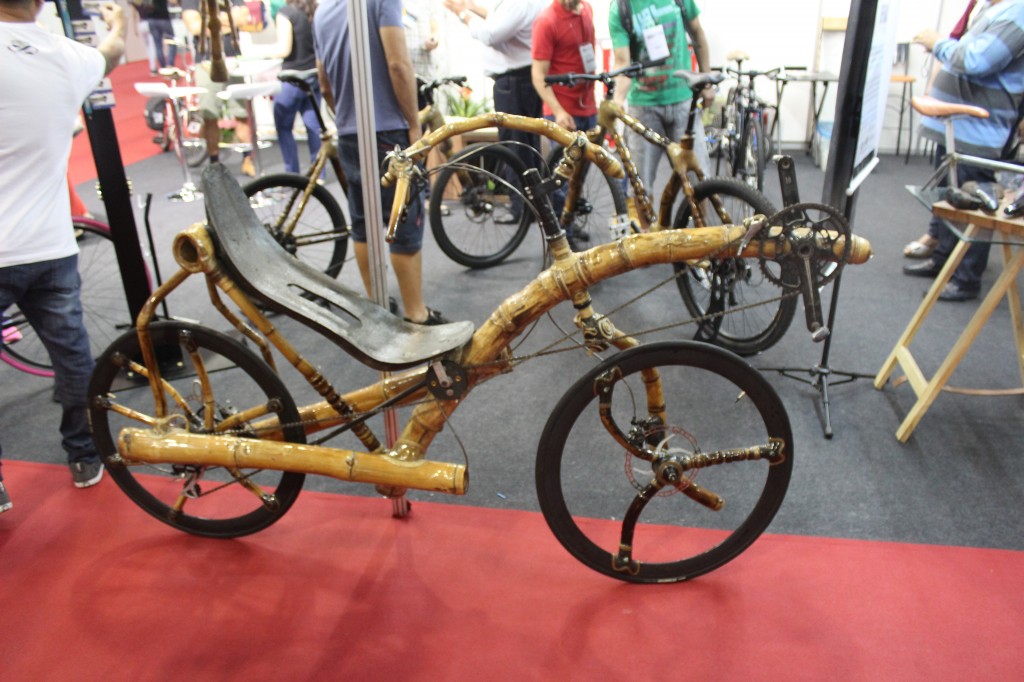 Bicicleta de bambu no Stand Hand Made 
