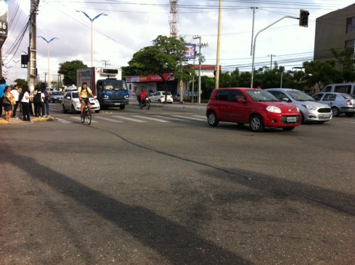 Uma das mais largas avenidas de Fortaleza, a Domingos Olímpio recebe intenso fluxo de ciclistas diariamente, mas ainda não possui nenhuma malha cicloviária em sua extensão (crédito foto: Ciclovida)